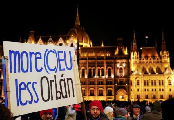 Επιμένουν οι διαδηλωτές στη Βουδαπέστη – Στους δρόμους κατά Ορμπάν