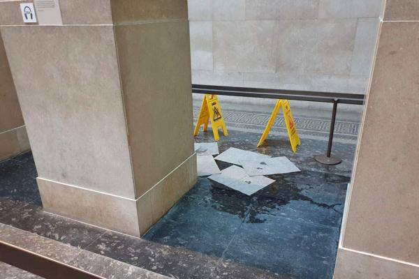 Βρετανικό Μουσείο: Στάζουν νερά δίπλα στα Γλυπτά του Παρθενώνα