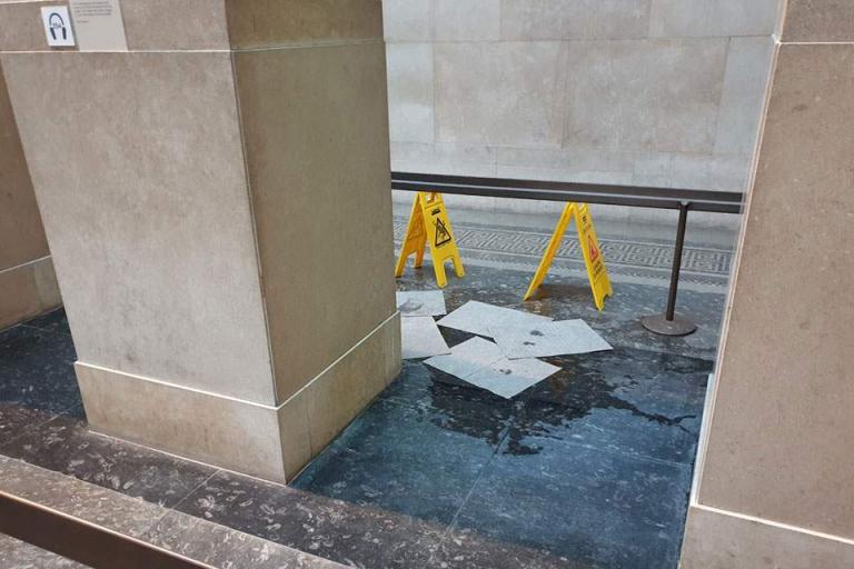 Βρετανικό Μουσείο: Στάζουν νερά δίπλα στα Γλυπτά του Παρθενώνα