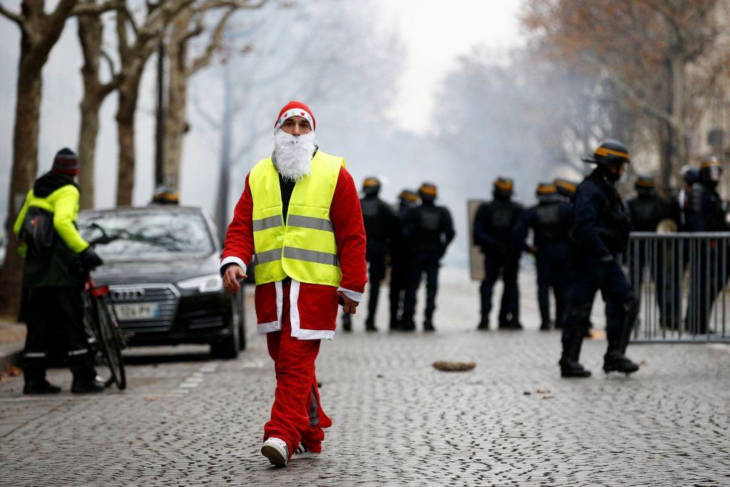Στους δρόμους ξανά τα «κίτρινα γιλέκα»