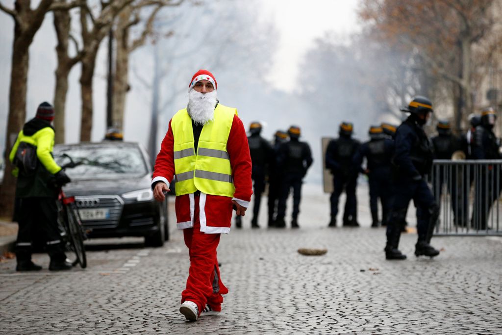 Ξανά στους δρόμους του Παρισιού τα «κίτρινα γιλέκα»