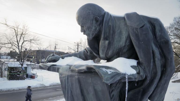 Καταπίνεται, αλλά δεν χωνεύεται