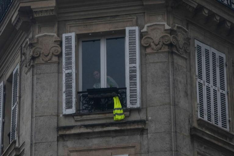 Σε κλίμα τρόμου η Γαλλία: Κλειστά τα καταστήματα κι ο Πύργος του Άιφελ