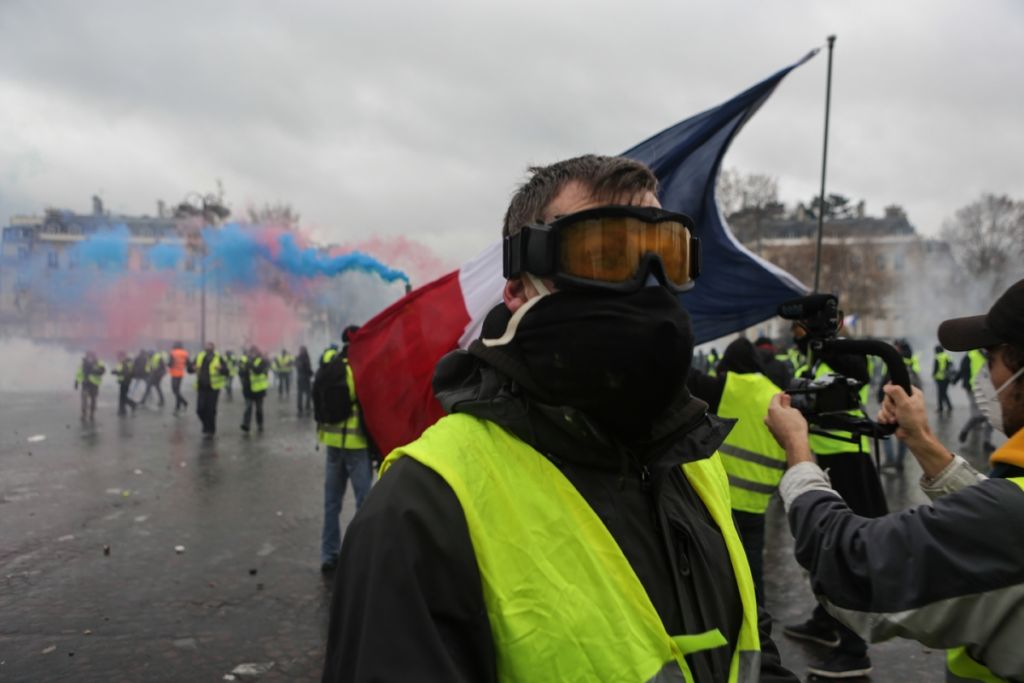 Ποιοι «φορούν» τα «κίτρινα γιλέκα» στις ταραχές της Γαλλίας
