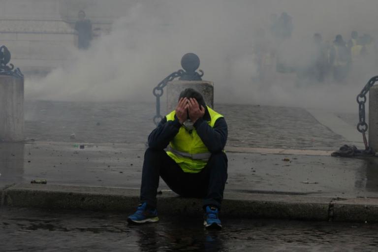 Ο Μακρόν, ο θρασύς πιτσιρικάς και οι βάνδαλοι του Παρισιού