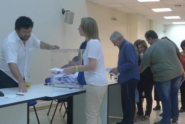 Για εκλογή συνέδρων ψηφίζουν μέλη και φίλοι του ΠΑΣΟΚ