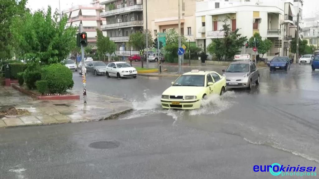Πλημμυρισμένος δρόμος στον Κορυδαλλό από την έντονη βροχόπτωση
