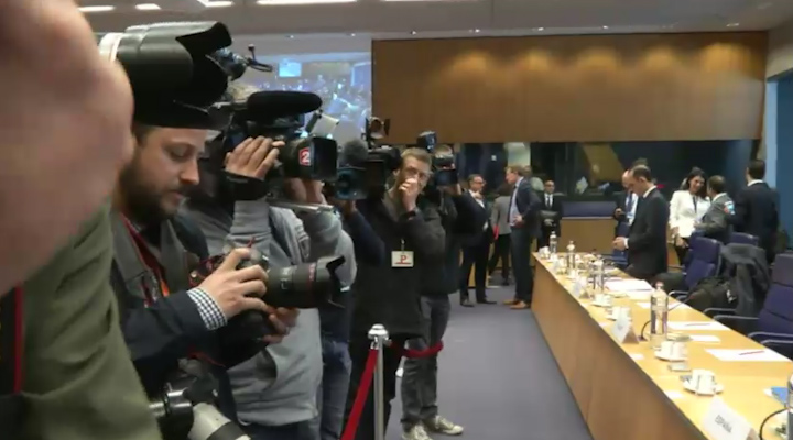 Εικόνα από την αίθουσα της συνεδρίασης λίγο πριν ξεκινήσει το Eurogroup