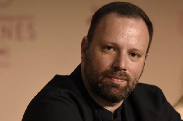 Ο Guardian συνομιλεί με τον «γλυκομίλητο και λίγο σαν αρκουδάκι» Λάνθιμο