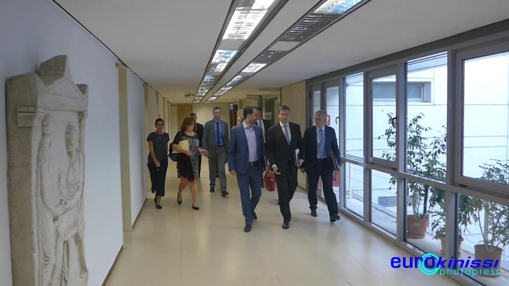 Επαφές Ντομπρόβσκις με το οικονομικό επιτελείο της κυβέρνησης