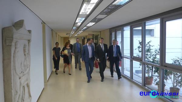 Επαφές Ντομπρόβσκις με το οικονομικό επιτελείο της κυβέρνησης