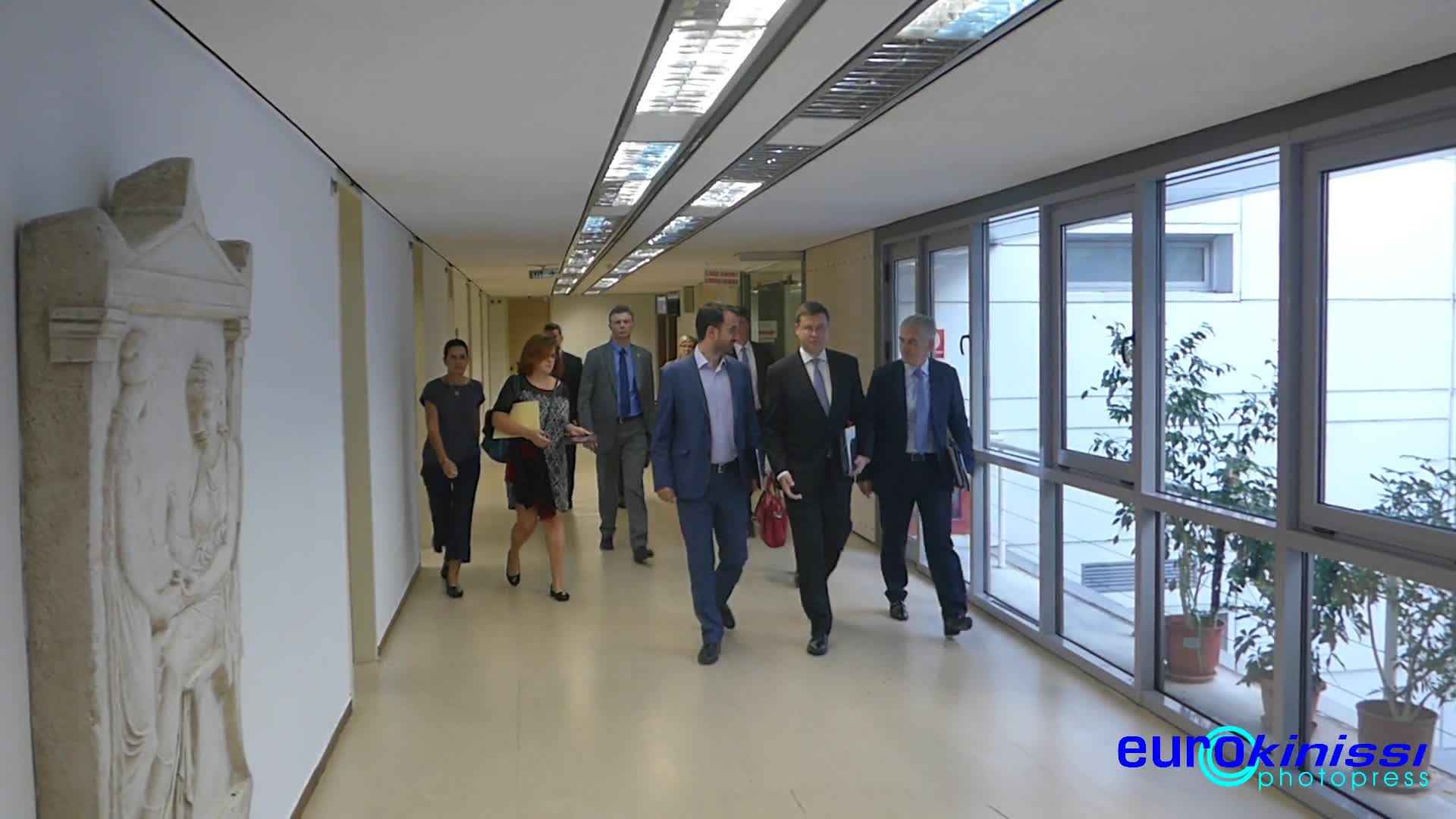 Επαφές Ντομπρόβσκις με το οικονομικό επιτελείο της κυβέρνησης