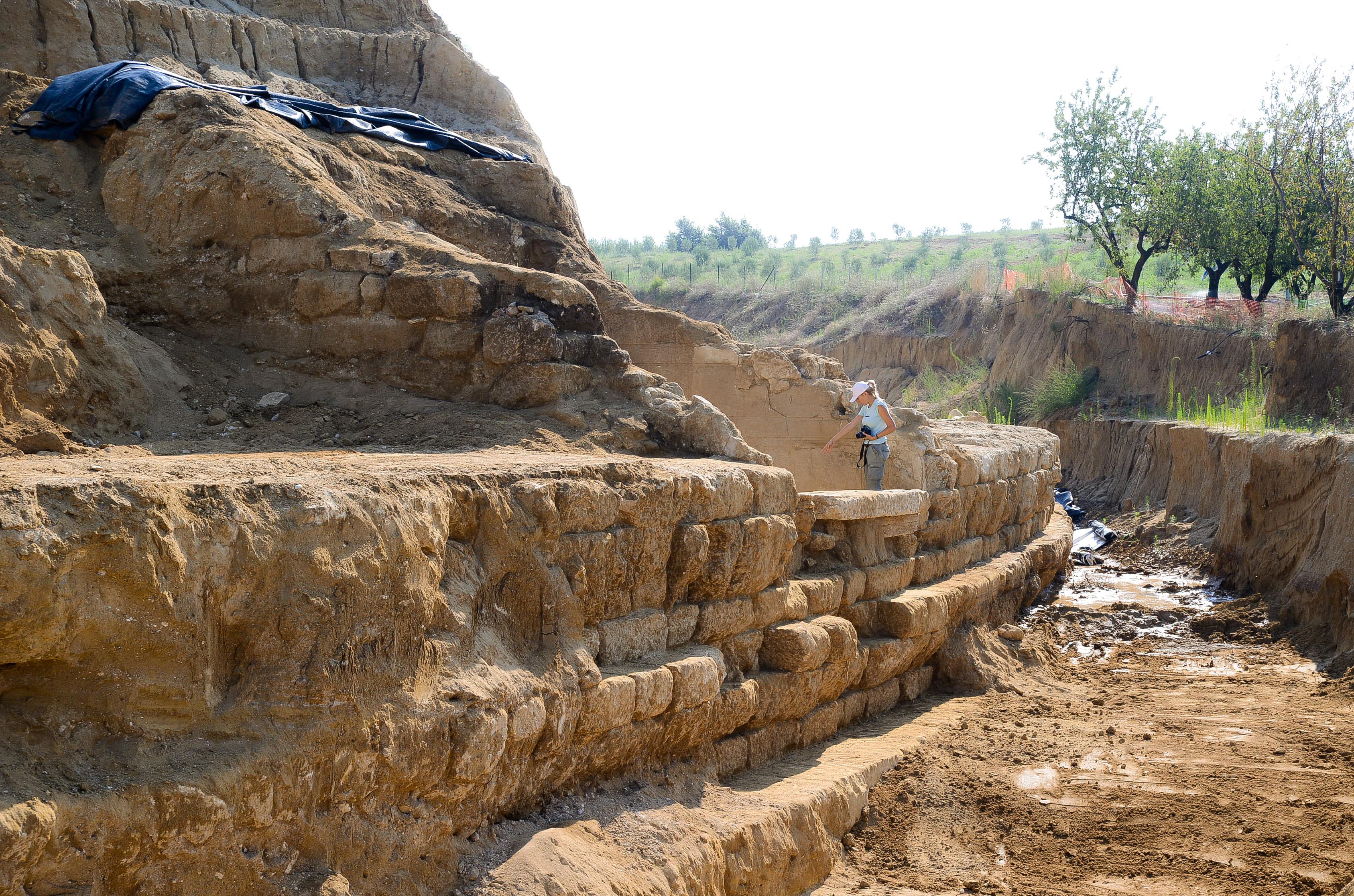Αμφίπολη: Απομακρύνονται οι λίθοι από την είσοδο του αρχαίου τάφου