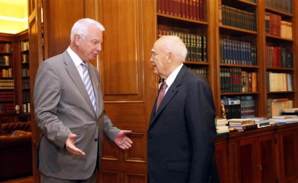 Την παραίτηση της κυβέρνησής του υπέβαλε ο Π.Πικραμένος στον Κ.Παπούλια