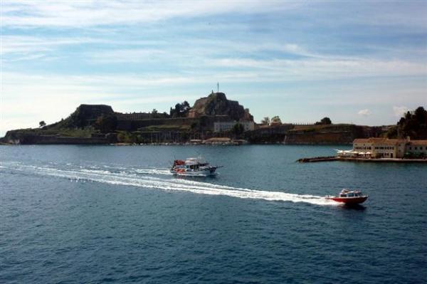 Με καΐκι φυγαδεύτηκαν Έλληνες και ξένοι βουλευτές στην Κέρκυρα