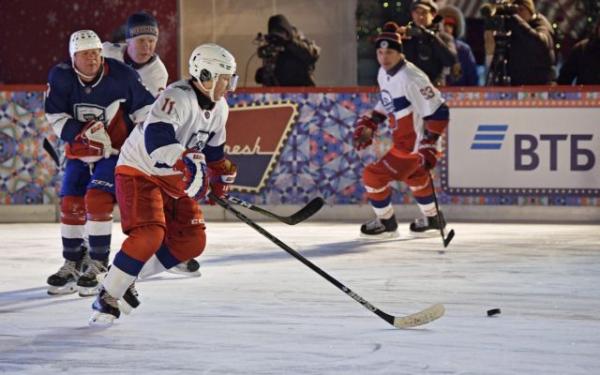 Ο Πούτιν έβαλε τα παγοπέδιλά του και έπαιξε χόκεϊ