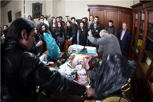 Σκουπίδια άδειασαν φοιτητές στο γραφείο του αντιπρύτανη στο ΕΚΠΑ