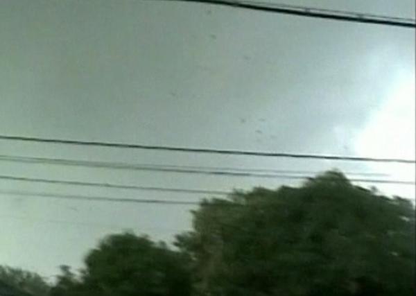 Ανεμοστρόβιλος «σαρώνει» πόλη στην Κολομβία