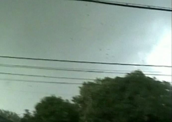 Ανεμοστρόβιλος «σαρώνει» πόλη στην Κολομβία