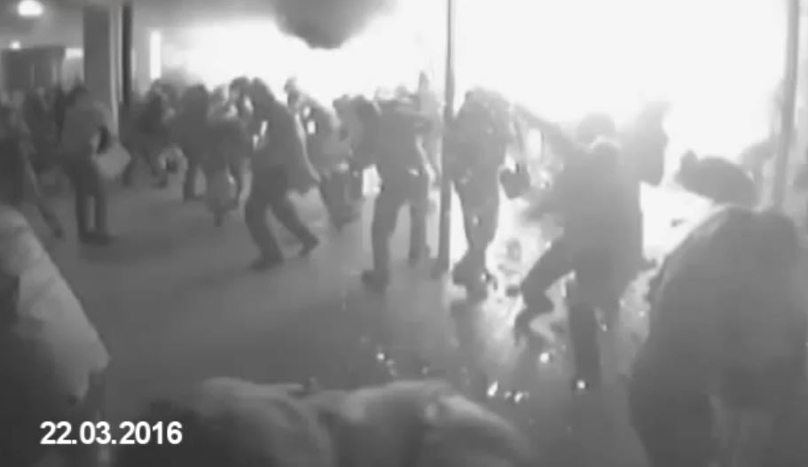 Τρομοκρατικό χτύπημα στο αεροδρόμιο των Βρυξελλών – Το video της έκρηξης