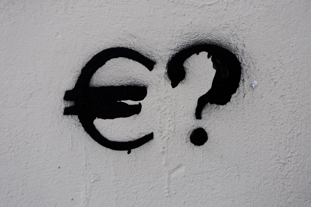 Bloomberg: Η ΕΕ διερευνά τη δυνατότητα ανάπτυξης του ρόλου του ευρώ