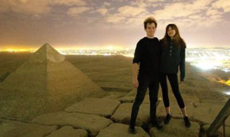 Δύο συλλήψεις για το γυμνό ζευγάρι στην πυραμίδα του Χέοπα