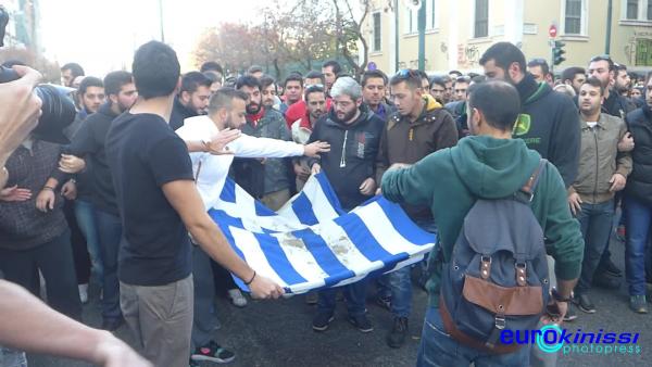 Η σημαία βγαίνει από το Πολυτεχνείο για την 42η επέτειο από τα γεγονότα