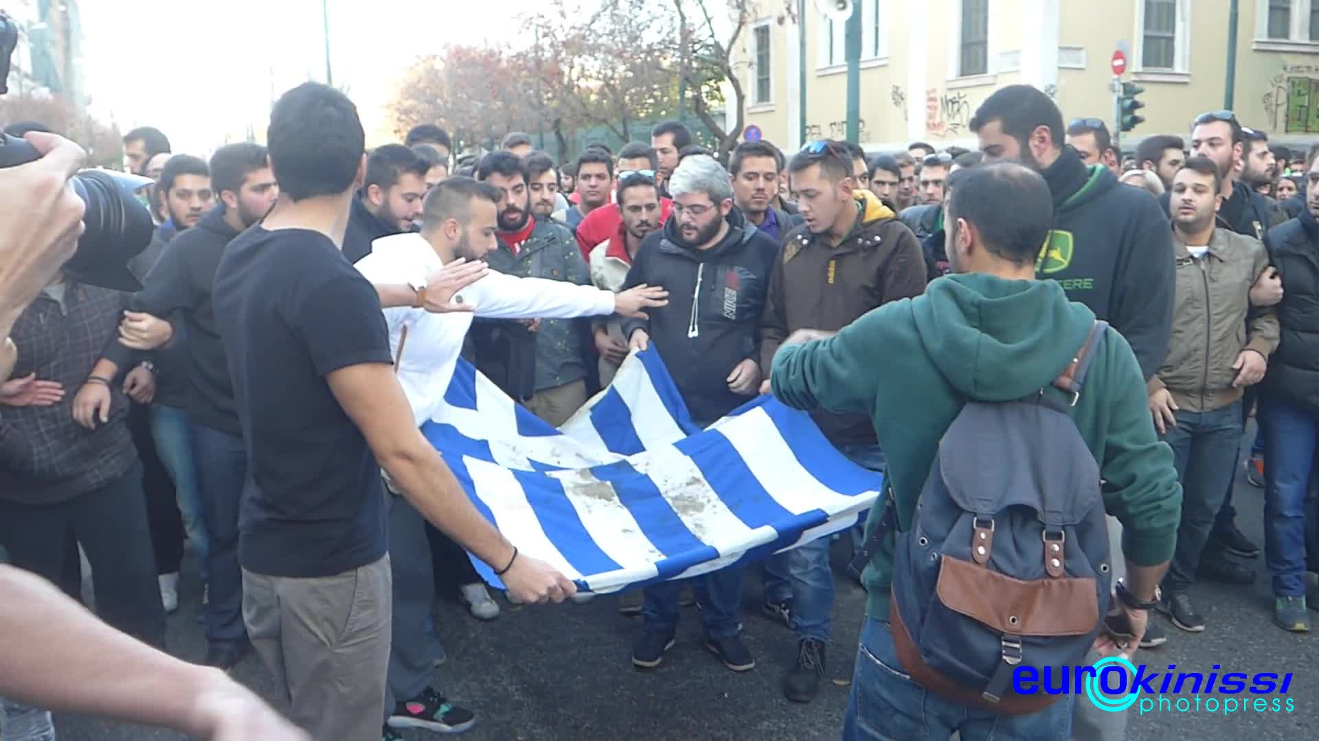 Η σημαία βγαίνει από το Πολυτεχνείο για την 42η επέτειο από τα γεγονότα