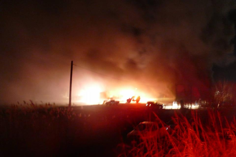 Πυρκαγιά σε εργοστάσιο επίπλων στη Λάρισα