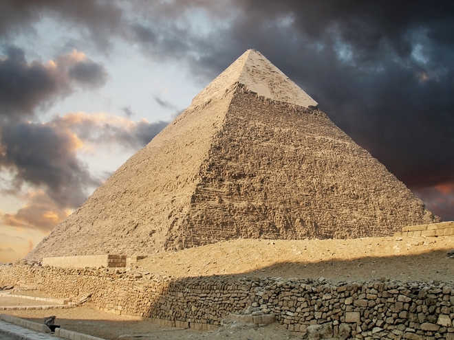 Σάλος στην Αίγυπτο με γυμνό ζευγάρι που σκαρφάλωσε στην Πυραμίδα του Χέοπα