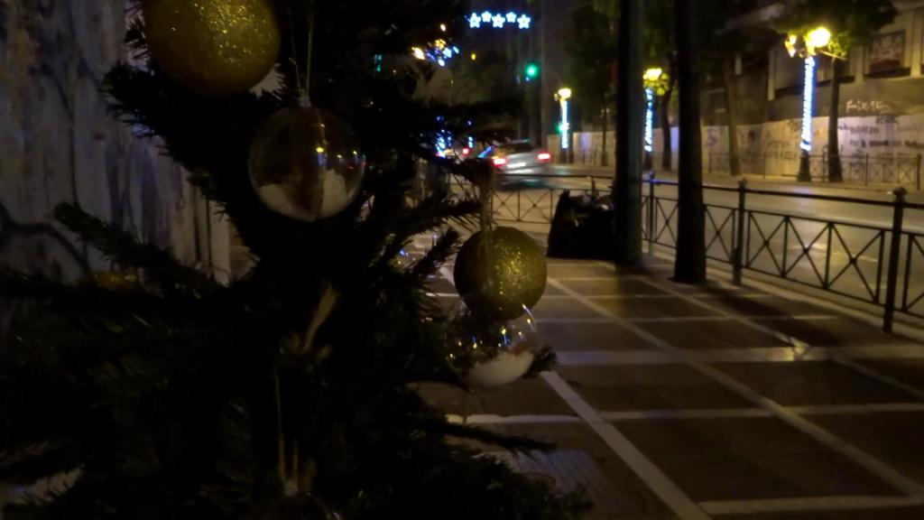 Ένα μικρό χριστουγεννιάτικο δέντρο στόλισε άστεγος στην οδό Σταδίου