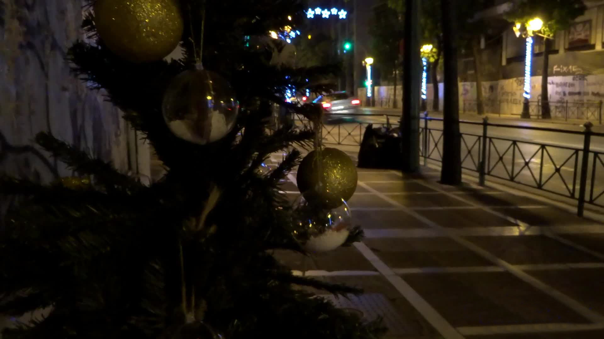 Ένα μικρό χριστουγεννιάτικο δέντρο στόλισε άστεγος στην οδό Σταδίου