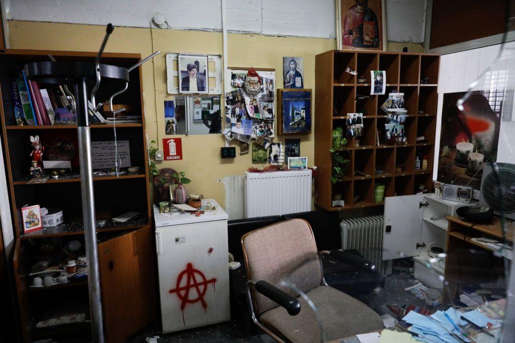 Φοιτητές καθαρίζουν τη Θεολογική Σχολή του ΑΠΘ