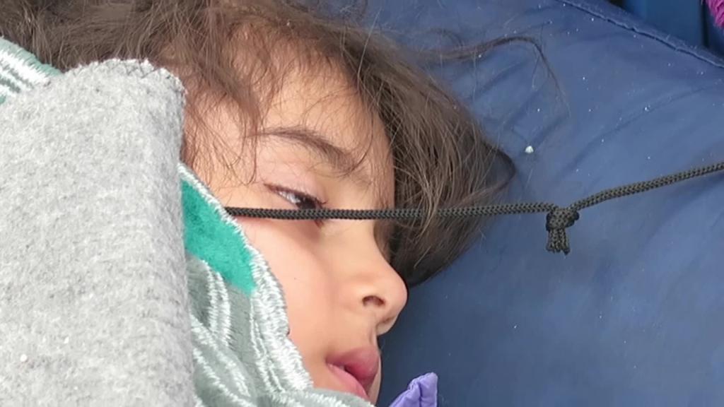 Πλ.Βικτωρίας: Πρόσφυγες περνούν νύχτες στο κρύο, μέχρι την αναχώρηση για την Ευρώπη