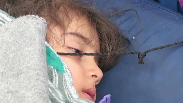 Πλ.Βικτωρίας: Πρόσφυγες περνούν νύχτες στο κρύο, μέχρι την αναχώρηση για την Ευρώπη