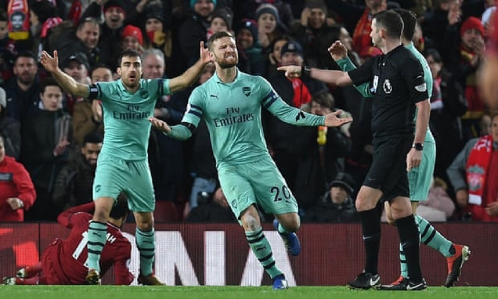 Έξαλλος με Σαλάχ ο Παπασταθόπουλος, ένταση με Φαν Ντάικ (vid)