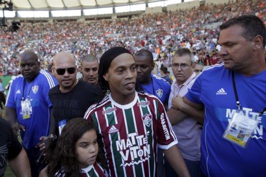 Αποθέωση Ροναλντίνιο στο Μαρακανά από 30.000 φίλους της Φλουμινένσε