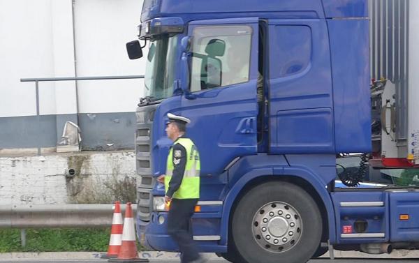 Εντατικοί έλεγχοι στις καρότσες φορτηγών για κρυμμένα τρακτέρ