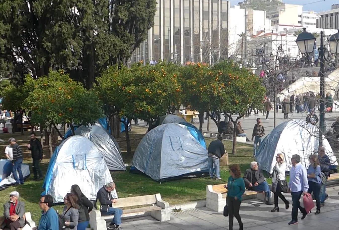 Κατασκήνωσαν στο Σύνταγμα οι αγρότες