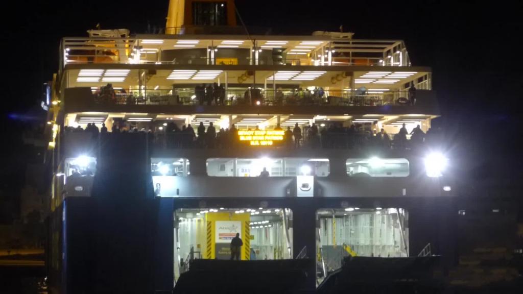 Στο λιμάνι του Πειραιά το Blue Star Patmos με 1280 πρόσφυγες από Χίο και Μυτιλήνη
