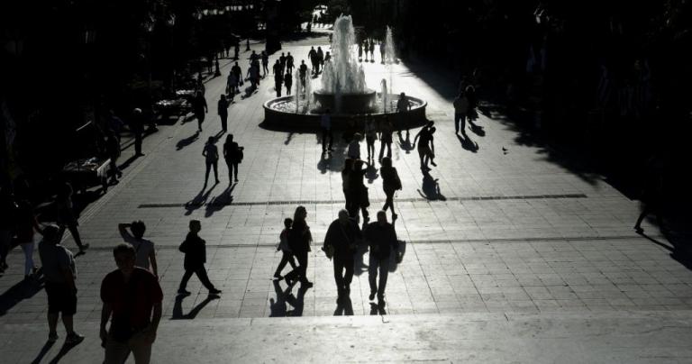 ΙΟΒΕ : Μετά βίας τα βγάζει πέρα το 57% των Ελλήνων