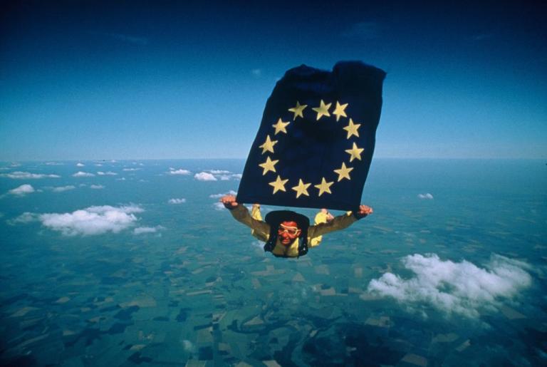 Συγκλονίζεται η Ευρώπη – Τρομάζει η κρίση της Δημοκρατίας