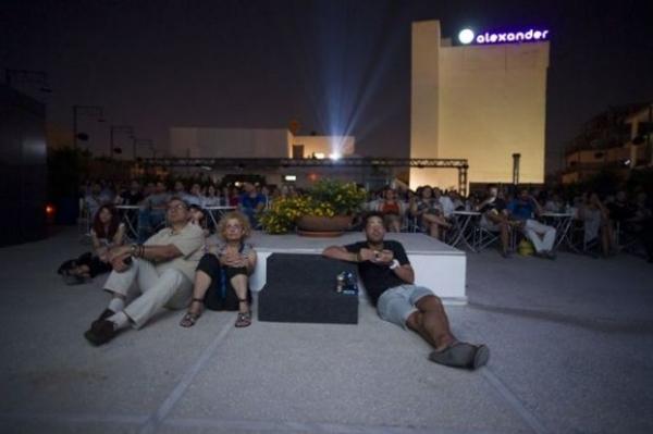 Η μαγεία της μεγάλης οθόνης στις γειτονιές της Αθήνας