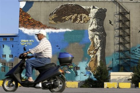 Διεθνή ΜΜΕ: Τίτλοι αβεβαιότητας και πρωτοσέλιδα με ουρές στα ΑΤΜ