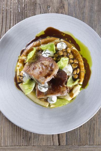 Αρνί με ρεβίθια, δυόσμο, καρδιές μαρουλιού και πρόβειο γιαούρτι