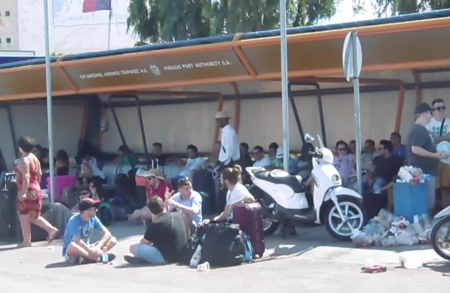 Ταλαιπωρία επιβατών στο λιμάνι του Πειραιά λόγο της απαγόρευσης απόπλου