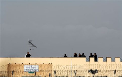 Αιματηρή απόδραση 11 κρατουμένων από τη φυλακή Τρικάλων