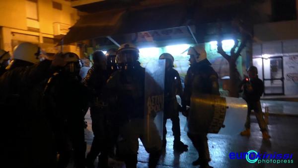 Προσαγωγή από δυνάμεις των ΜΑΤ νεαρού που κρίθηκε ύποπτος για συμμετοχή στα επεισόδια