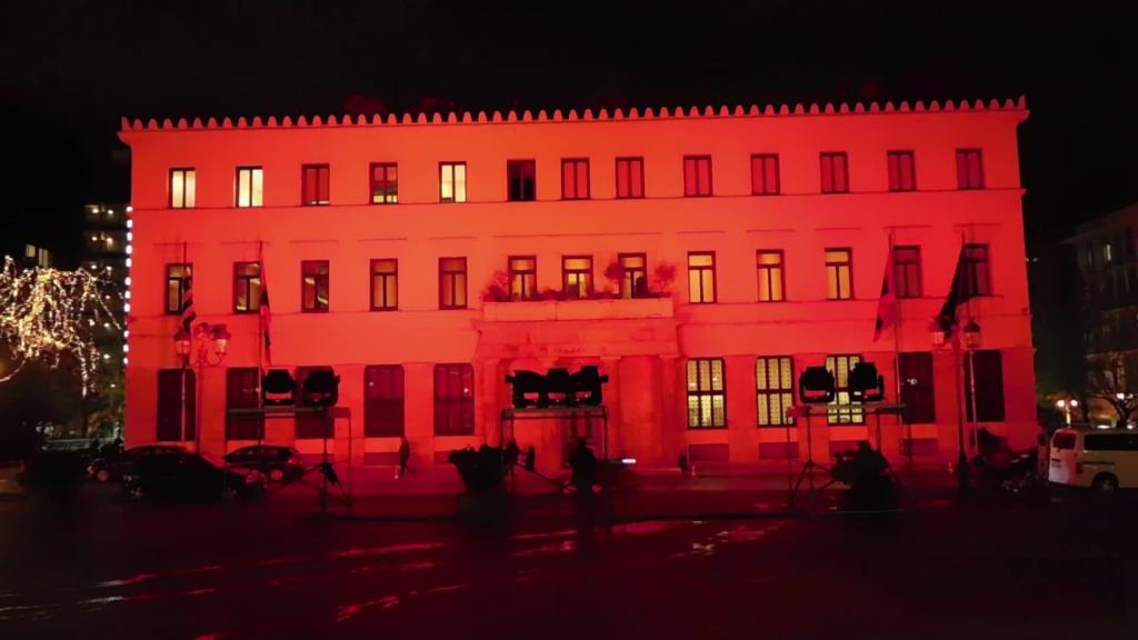 Mε τα χρώματα της Τουρκικής σημαίας φωταγωγήθηκε το Δημαρχείο της Αθήνας