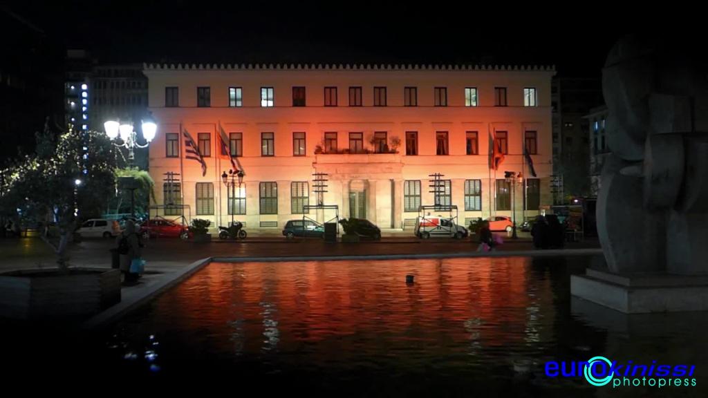 Στα χρώματα της γερμανικής σημαίας φωτίστηκε το Δημαρχείο της Αθήνας